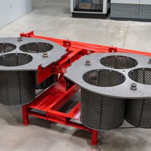 Das ist einer der Enabler, warum kleine Bauteile so gut und gleichmäßig beschichtet werden können: zwei Trommeln mit jeweils drei Kammern für die Bauteile. Mit 32 g beschleunigt die Beschichtungsanlagen WMV Pulz dazu die Trommeln.(Bild:  Ejot)