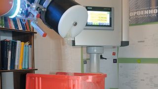 Der Roboterarm, der in die Automatisierungslösung integriert ist, nimmt anhand des ausgewählten Rezeptes genaue Dosierungen vor und füllt das Schüttgut in die entsprechende Wiegevorrichtung. (Bild: Opdenhoff)