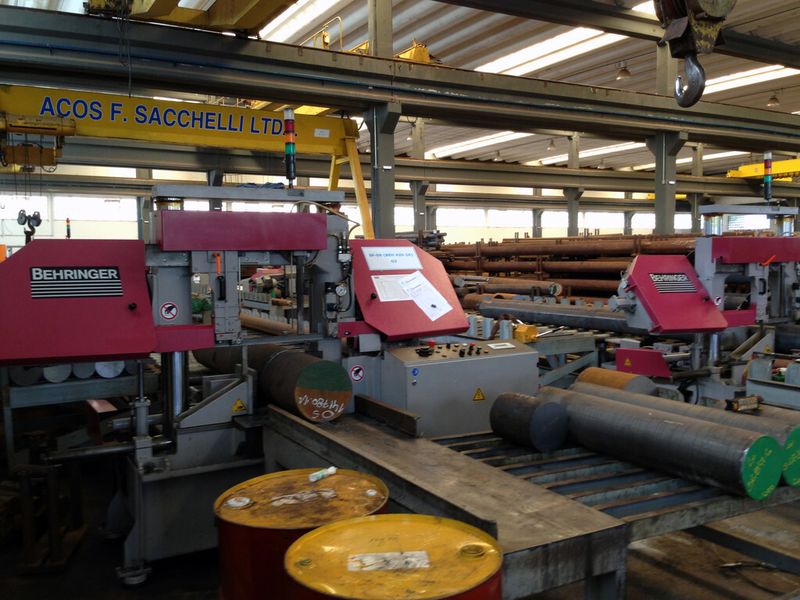 Zahlreiche Sägeanlagen des baden-württembergischen Herstellers Behringer GmbH stehen in der großzügigen Halle in Brasilien. (Bild: Behringer)