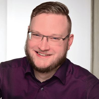 Michael Niklas-Höret stellt auf dem ELIV-Kongress ein Whitepaper des ZVEI zu E/E-Architekturen vor. (Bild mit KI bearbeitet) (Bild: Niklas-Höret)