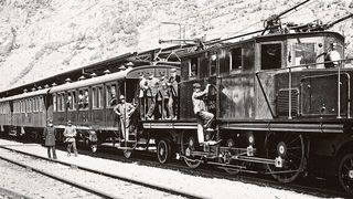 Der Simplonexpress in Brig im Jahr 1914 mit einer Lokomotive der BBC, deren Stromabnehmer eigens für den Simplontunnel umgerüstet wurde.  (Bild: Historisches Archiv ABB Schweiz, N.1.1.3828)