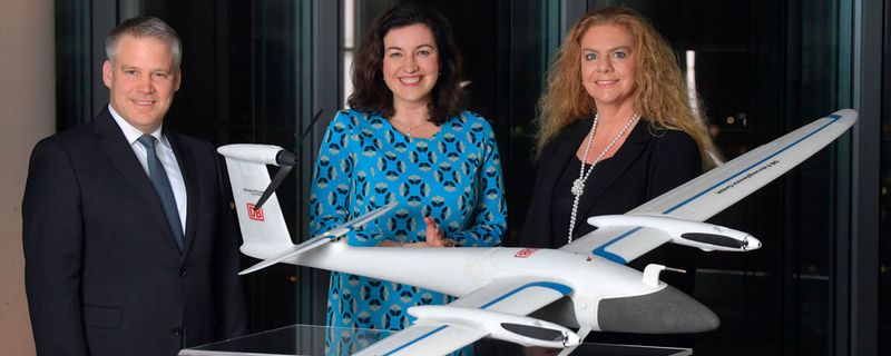 In Ingolstadt soll der Einsatz von Fluggeräten für die urbane Mobilität erforscht werden. Die Staatsministerin für Digitalisierung Dorothee Bär, DB-Vorstand für Digitalisierung und Technik Prof. Dr. Sabina Jeschke und der Oberbürgermeister von Ingolstadt Dr. Christian Lösel unterzeichneten eine entsprechende Absichtserklärung.(Bild:  Deutsche Bahn AG/ Oliver Lang)