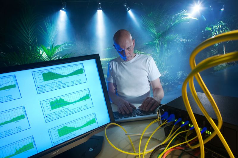 Pionen White Mountains ist das größte Rechenzentrum des schwedischen Internet Service Providers Bahnhof AB. Es wurde in einem ehemaligen Zivilschutzbunker eingerichtet und befindets ich unter rund 30 Metern Fels unterhalb des Parks „Vita bergen (Weiße Berge)“ im Stockholmer Innenstadtbezirk Södermalm. (www.bahnhof.net)