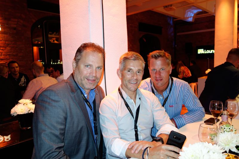 (v. l.) Andreas Fölkel und Axel Burhenne, Samsung, mit Kunde. (Bild: IT-BUSINESS)