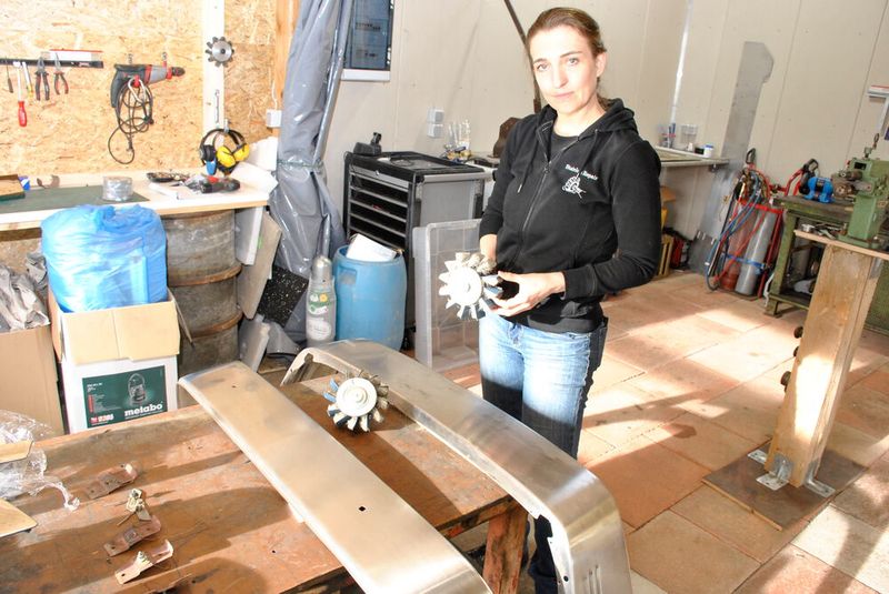 Handwerkerin und Künstlerin in einem: Anna Hirt hat sich auf das Überholen automobiler Edelstahlflächen und Zierteile spezialisiert und sich mittlerweile in der Szene einen Namen gemacht. (Bild: Dominsky/»Fahrzeug+Karosserie«)