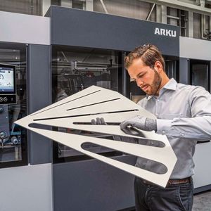 Highlight der Arku-Infotage 2021 war die neue Entgratmaschine  Edge Breaker 6000, die eine besonders gleichmäßige Kantenverrundung bietet. 
