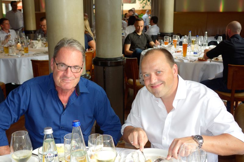 Bei (l.) Martin Ziegler, UFP, und Sven Buchheim, bluechip, wird heute Abend nur das Steak zerlegt. (Bild: IT-BUSINESS)