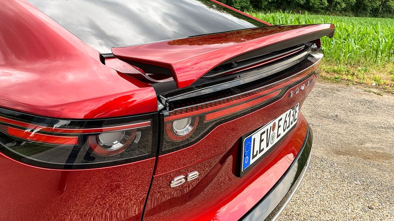 Am Heck hat der Mazda 6e als Gimmik einen elektrisch ausfahrbaren Heckspoiler... (Bild: Schmidt - VCG)