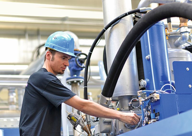 Wiederverkäufe gelingen nur, wenn der Kunde während der Nutzungsdauer mit Service überzeugt wird. (© industrieblick - Fotolia)
