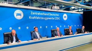 Wie 2021 fand die Jahrespressekonferenz des ZDK auch dieses Jahr online statt: Die Zahlen präsentierten Präsident Jürgen Karpinski (Mitte) sowie die Vizepräsidenten Wilhelm Hülsdonk (2. v. l.) und Thomas Peckruhn (4. v. l.) aus dem Verbandshaus. Mit dabei waren Pressesprecher Ulrich Köster (l.) und Hauptgeschäftsführer Axel Koblitz (r.). (Bild: Pfaff/»kfz-betrieb«)