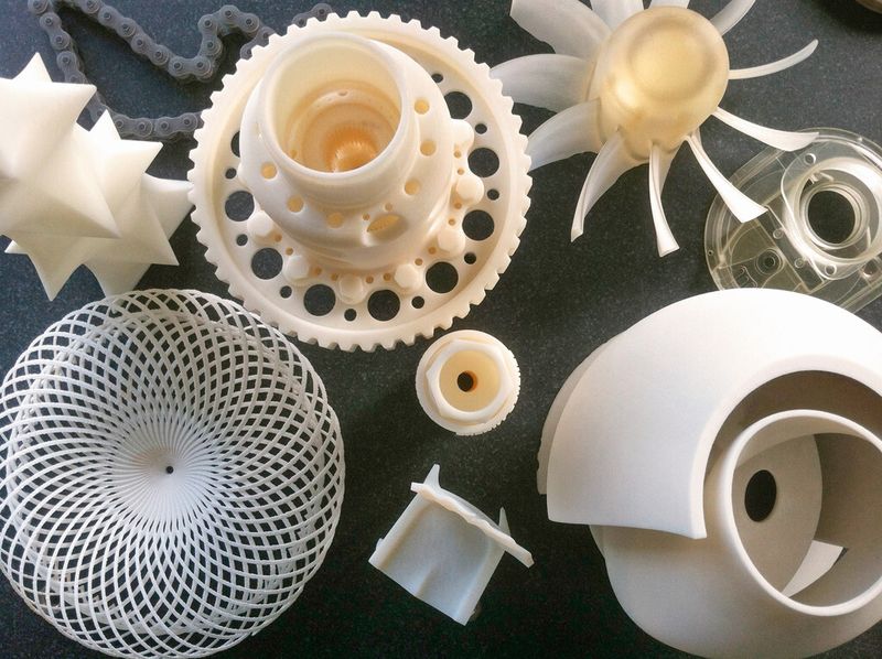 Das Bild zeigt Objekte, die mit 3D-Druck hergestellt wurden. 3D-Druck ermöglicht die Produktion in kleinen Mengen. (Bild: Autodesk)