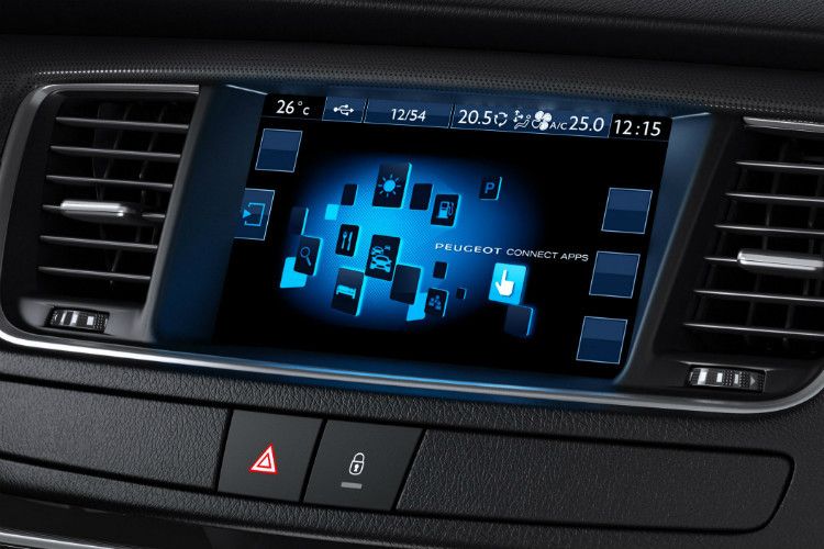 Über die Peugeot Connect Apps stehen vernetzte Dienste zur Verfügung. Sie helfen bei der Suche nach einem freien Parkplatz, geben die Kraftstoffpreise der umliegenden Tankstellen an, und geben Informationen zur Verkehrslage, zum Wettter oder touristische Hinweise aus dem Guide Michelin. (Foto: Peugeot)