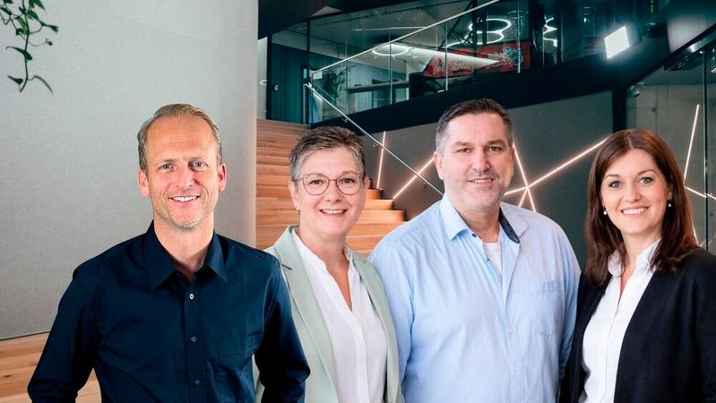 (v. l.) Alexander Kintzi (CRO bei Scopevisio) mit Jutta Kirk-Lahrmann, Gerrit Gowarsch und Simone Gövert (alle drei Geschäftsführer bei Hansalog Mega) (Bild:  Scopevisio)