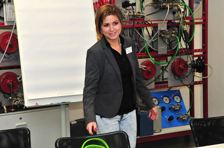 Anna Pahl aus Baden-Württemberg präsentiert ihr Autohaus als möglichen Vertriebspartner für Elektroautos. (Schmidt)