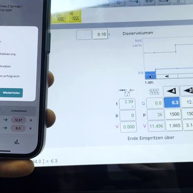 Mediante un proceso de calibración, los datos reales se comparan en tiempo real durante la producción con los parámetros digitales ideales. De este modo, las desviaciones se detectan de inmediato. La IA actúa, por así decirlo, como un «ajustador virtual de máquinas». (Bild: plus10 GmbH)