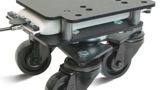 Mit dem „StageLifter“ lassen sich ganze Kulissen anheben, befördern und absenken. (Torwegge)