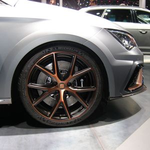 Ein Erkennungszeichen sind zudem diverse Anbauteile aus Carbon, die in einem Kupferfarbton gehalten sind.(Bild:  Grimm / »kfz-betrieb«)