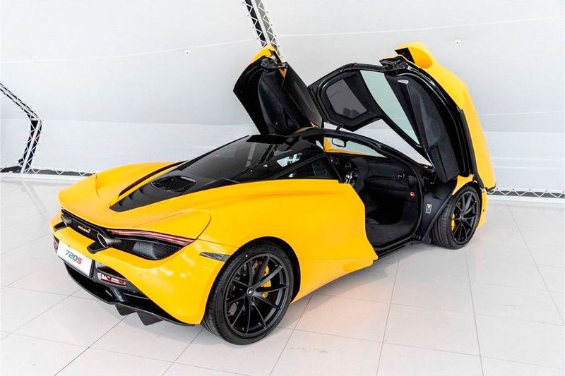 Die fünftstärkste Reichweite unter den britischen Bestandsfahrzeugen erzielte dieser McLaren 720S. Auch diese Edelkarosse steht gerade in Holland und kann gegen Zahlung von exakt 284.861 Euro abgeholt werden. (Bild: Mobile.de)