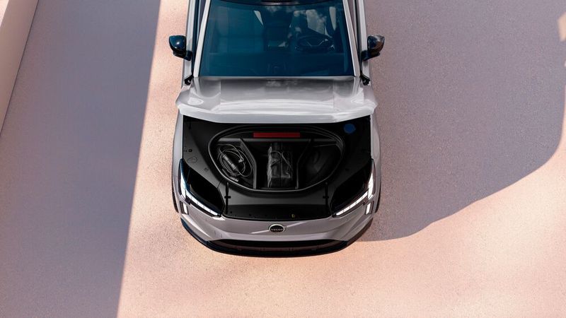 Zum Marktstart wird der EX 90 in zwei Allradversionen angeboten, die mit Elektromotoren an beiden Achsen insgesamt 300 kW/408 PS bzw. 380 kW/517 PS entwickeln. (Bild: Volvo)