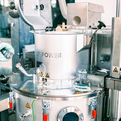 Das ist ein Teil einer besonderen und in der Gegend um Trier an einer Hochschule einzigartigen Anlage. Sie erzeugt aus Metallschrott klimaneutrales Pulver, das man für die additive Fertigung nutzen kann ... (Bild: HS Trier)