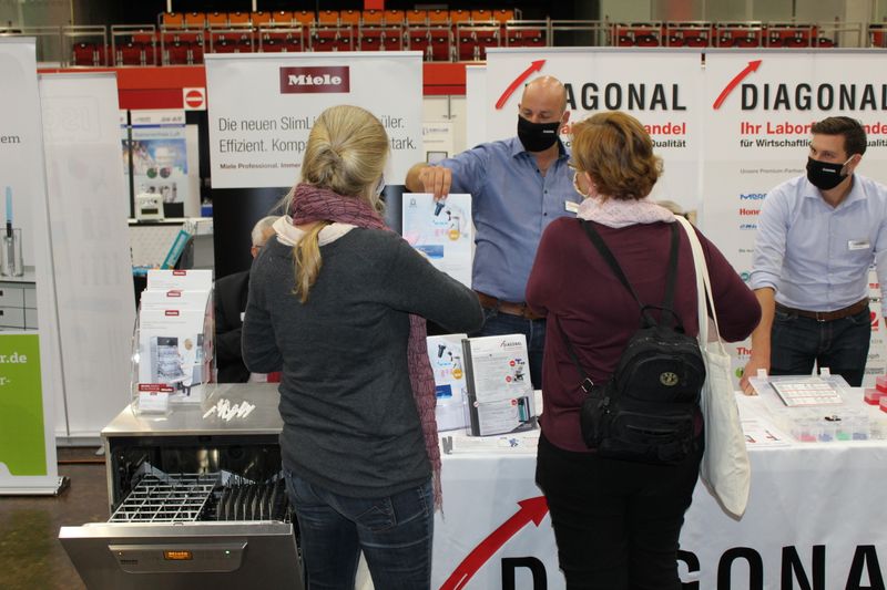 Mit Infomaterial ausgestattet kann es zum nächsten Stand weitergehen.  Weitere Infos zu den kommenden LAB-SUPPLY-Messen finden Sie auf www.lab-supply.info.  (LABORPRAXIS, C. Lüttmann)