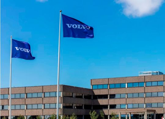 Volvo steht bekanntlich unter der Leitung von Geely aus China. Jetzt ist zu erfahren, dass es eine groß angelegte Modelloffensive geben wird, bei der Verbrennerfahrzeuge wieder einen höheren Anteil haben sollen ...(Bild:  Volvo)