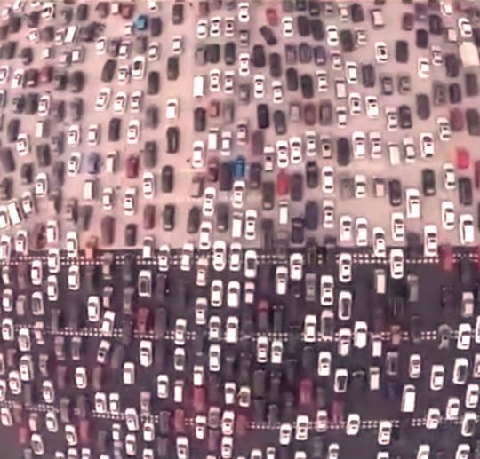 Der Stau vor der Mautstelle wuchs auf bis zu 50 Reihen in die Breite.(Bild:  Sploid via You Tube)