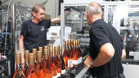 Der Getränkeabfüllbetrieb Raumland hat mithilfe des technologieunternehmens Minitec das Verpacken von Weinflaschen automatisiert. (Bild: Minitec)