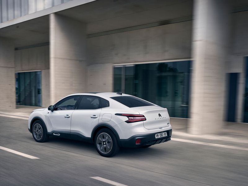 Mit seiner hochgelegten Karosserie und Robustbeplankung kommt der C4 X wie ein modischer Crossover-Typ daher. (Bild: Citroen)