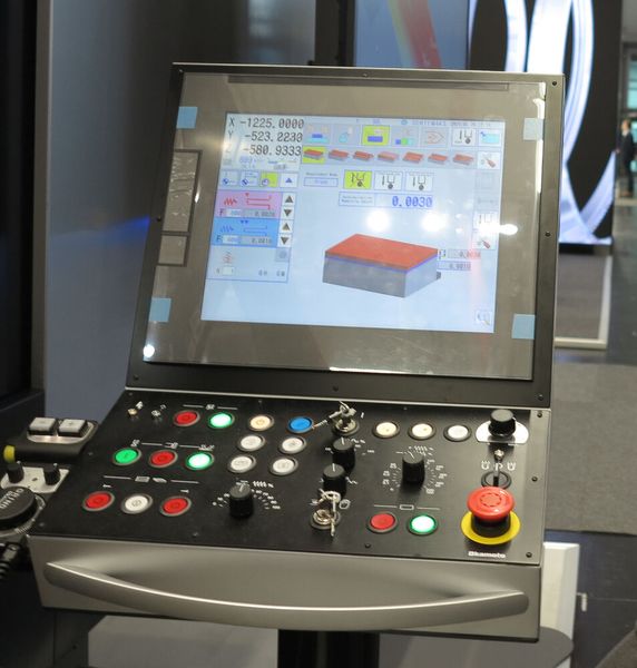 Okamoto's smart iQ control system also functions as an input aid for surface grinding during MAP grinding. The whole process works without requiring extensive programming knowledge, as the manufacturer places great emphasis on self-explanatory graphical representations. (Source: KSKOMM)