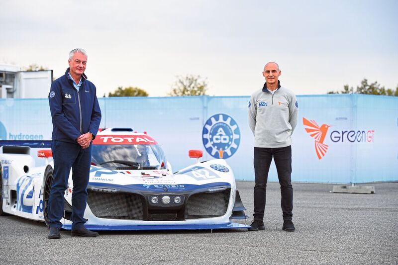 Bernard Niclot (l.) vom französischen Automobilclub ACO und Rennveranstalter der 24 Stunden von Le Mans, und Jean Michel Bouresche von „GreenGT“ und Direktor von „H24Racing“ vor dem Rennwagen „LMPH2G“.