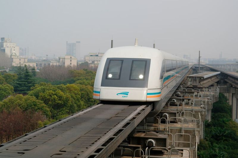 Die Magnetschwebebahn Shanghai Maglev steht mit 460 km/h an der Spitze der schnellsten Züge der Welt, die aktuell im Personenverkehr im Einsatz sind. (ShanghaiMaglevTrainLine 06 / Jklamo / CC BY-SA 4.0)