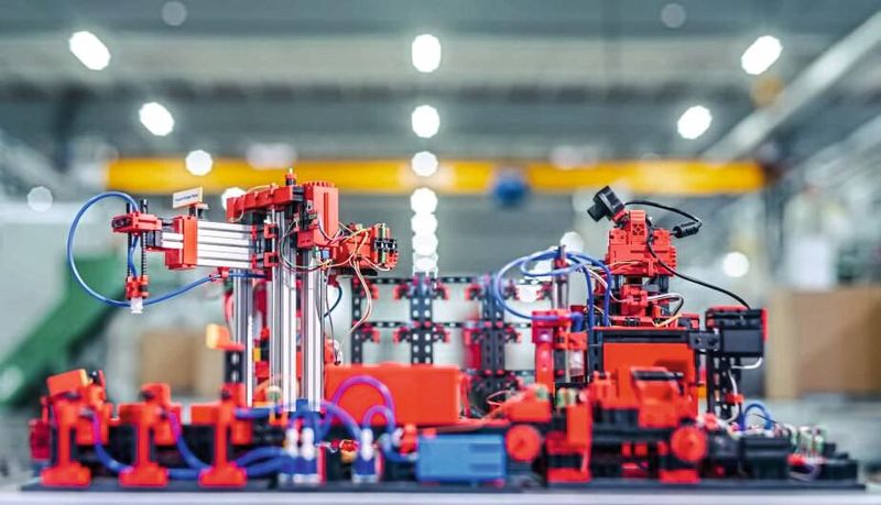 Lernfabrik 4.0 24V von Fischertechnik: ermöglicht Simulationen von Digitalisierungsaktivitäten und Industrie-4.0-Anwendungen. (Bild: Fischertechnik)
