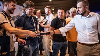 Die Live-Zone hat im polnischen Kattowice hohen Andrang gefunden. Auch in Dresden können sich die Teilnehmer am 5. November 2025 von diesem Format selbst überzeugen. (Bild: (C)Przemek Pasnik www.przemekpasnik.pl)