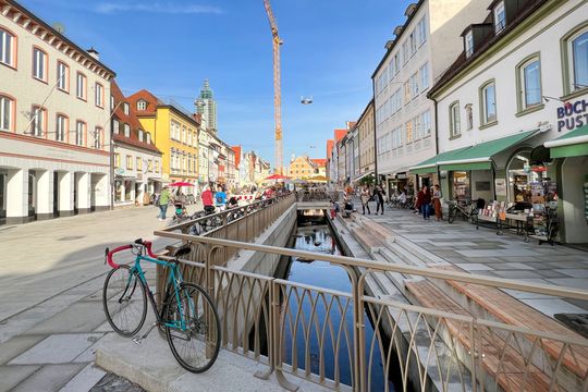 (Durch die Neugestaltung der Innenstadt bringt die Stadt Freising auch fließende Abschnitte des innerstädtischen Bachlaufs wieder an die Oberfläche. Ein weiteres Großprojekt mit einer Vielzahl von Bauvergaben, die über die RIB-Plattform iTWO e-Vergabe public vonstattengehen. Bildquelle: Stadt Freising)