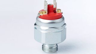 Beim Druckschalter Typ 402 konnte das Gewicht zu vergleichbaren Druckschaltern dieser Leistungsklasse fast um ein Drittel gesenkt werden: Das bedeutet mehr Schutz für Umwelt und Klima durch weniger Rohstoffverbrauch, weniger CO2-Ausstoß und weniger Abfall. (Layher)