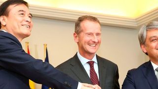 Seat unterzeichnete eine Absichtserklärung mit der Volkswagen Group China und der Anhui Jianghuai Automobile Group Corp., Ltd. (JAC). Die Vereinbarung wurde vom Vorstandsvorsitzenden der Volkswagen AG, Dr. Herbert Diess (Mitte), JAC-Präsident An Jin (li.) und Seat Präsident Luca de Meo (re.) getroffen. (Seat)