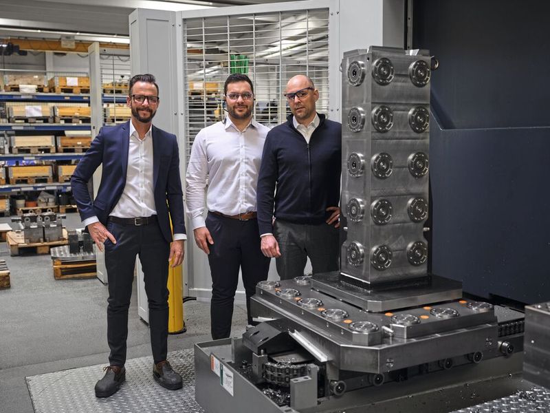 V. l.: Manuel Nau, AMF, Ali C. Bal, MAAG und Peter Unseld, AMF. „Die Summe der Maßnahmen aus neuen Maschinen sowie der modularen Spanntechnik von AMF mitsamt kompetenter Beratung und Erfahrung der Anwendungsberater hat unseren Output in den letzten Jahren erheblich gesteigert“, sagt Ali C. Bal. (Bild: AMF)