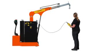 Der Gegengewichtskran kann bequem von einer Person auch über längere Strecken mit Last verfahren werden. (Frenzen)