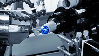 Hüftgelenke werden zum Beispiel auf einer Kugel- und Kalottenhonmaschine hergestellt, die mit einem Revolverkopf für fünf Honwerkzeuge ausgestattet ist und über eine Messeinheit für Innen- und Außenmessung verfügt. Bild: Monnier + Zahner (Archiv: Vogel Business Media)