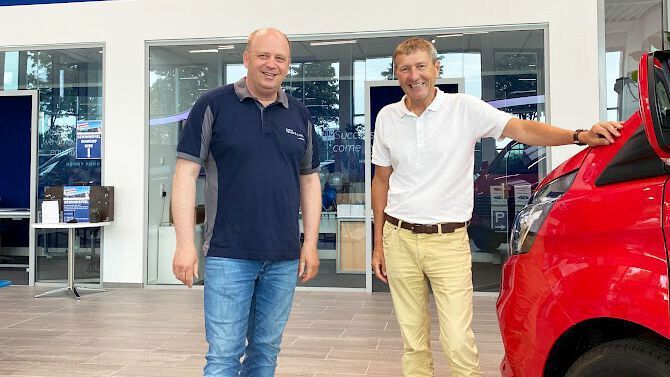 Die Geschäftsführer Dirk Häufle (links) und Fritz Lundt freuen sich, dass ihr Transit Center 2.0 Pilotbetrieb für Nordeuropa ist. (Bild: Autohaus Häufle & Lundt)