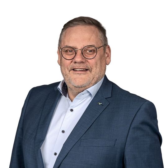 Thomas Mühleck ist Geschäftsführer der Kurtz Holding Gmbh & Co. Beteiligungs KG und bereits seit über 30 Jahren im Unternehmen tätig. Der mittlerweile in der siebten Generation familiengeführte Technologiekonzern selbst blickt auf eine Geschichte von knapp 250 Jahren zurück. Kurtz Ersa produziert und vertreibt unter anderem Schaumstoffmaschinen sowie Anlagen und Tools für die Elektronikfertigung. Das Unternehmen unterhält Tochtergesellschaften und Produktionsstätten in Europa, Nordamerika und Asien.(Bild:  Kurtz Holding GmbH & Co. Beteiligungs KG)