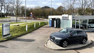 Das großzügige Gebrauchtwagen-Center ist verkehrsgünstig gelegen. (Bild: Mauritz – »kfz-betrieb«)