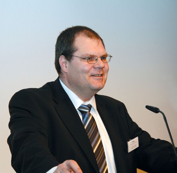 Dr. Stefan Sattel, Leiter Forschung und Entwicklung der Gühring OHG in Albstadt: „Sechs statt zwei Schneiden am Bohrwerkzeug reduzieren den Energieverbrauch.“  (Bild: Kuttkat)