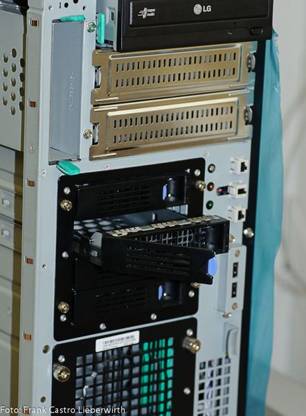 Abbildung 7: Servergeräte (hier ohne Verkleidung) gibt es auch als Tower-Gehäuse. Tower-Gehäuse sind kostengünstiger, als die Bauform für ein Rack. Sie können mit Hilfe eines Fachbodens auch in ein 19“ Rackgehäuse gestellt werden. (Archiv: Vogel Business Media)