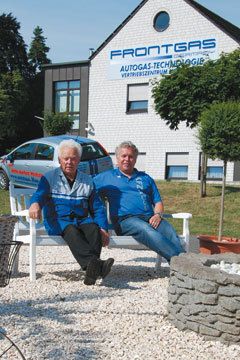 Otto und Sohn Ralf Voss haben sich auf die Restauration von Young- und Oldtimer spezialisiert. (Archiv: Vogel Business Media)