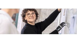 Lina Wolf trainiert ihre intelligente Prothese. Ohne kosmetischen Überzug ist deren Mechanik gut erkennbar. (Bild: Ottobock)