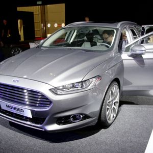 Der neue Ford Mondeo steht weltweit als Viertürer, Fünftürer und – ausschließlich auf dem europäischen Markt – als Kombiversion Turnier zur Wahl. Dabei wird die viertürige Limousine als erstes Fahrzeug auf Wunsch auch als Hybrid mit einem eigens entwickelten 2,0-Liter-Benziner und einem 35 kW / 48 PS starken Elektromotor lieferbar.