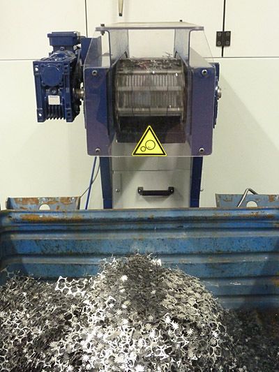 Das bereits zerkleinerte Restgitter fällt in den Schrottbehälter. Durch die Zerkleinerung passt wesentlich mehr Material in den Behälter als wenn das Restgitter zusammengebogen wird. Der Schrottbehälter muss nicht so oft geleert werden. (Archiv: Vogel Business Media)