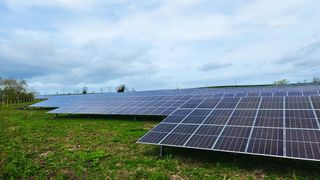 Voranschreitende Baustelle des Projekts "Whinfield Solar". (Bild: Q Energy)